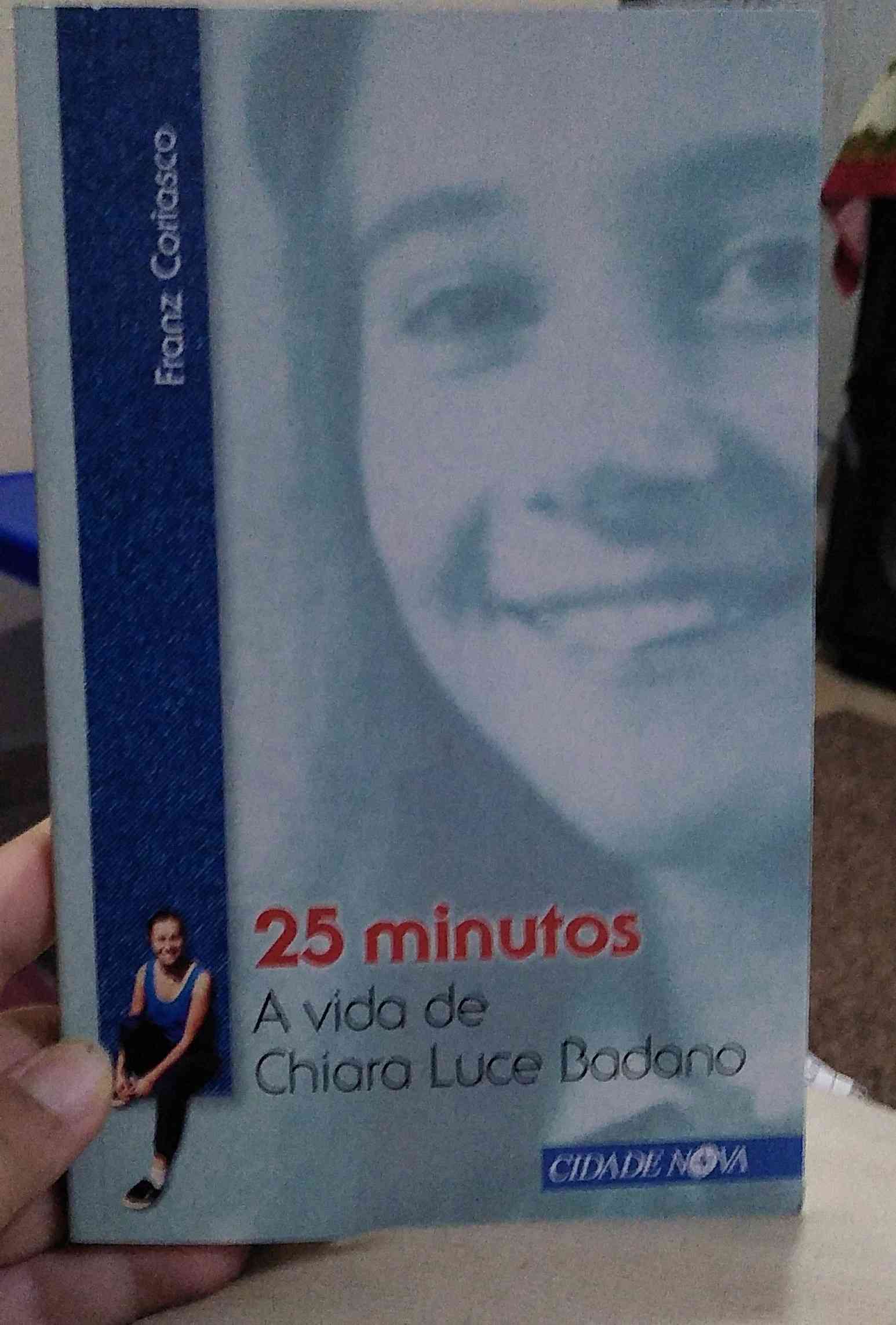 Capa do livro 25 minutos a vida de chiara luce badano, de Franz coriasco