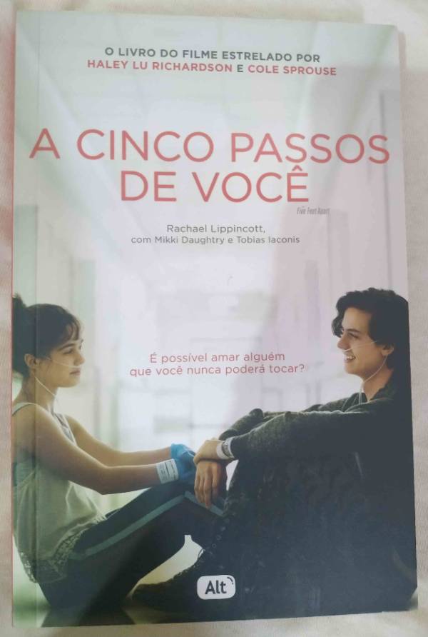 Capa do livro A cinco passos de você, de Rachael Lippincott, Mikki Daughtry e Tobias Iaconis