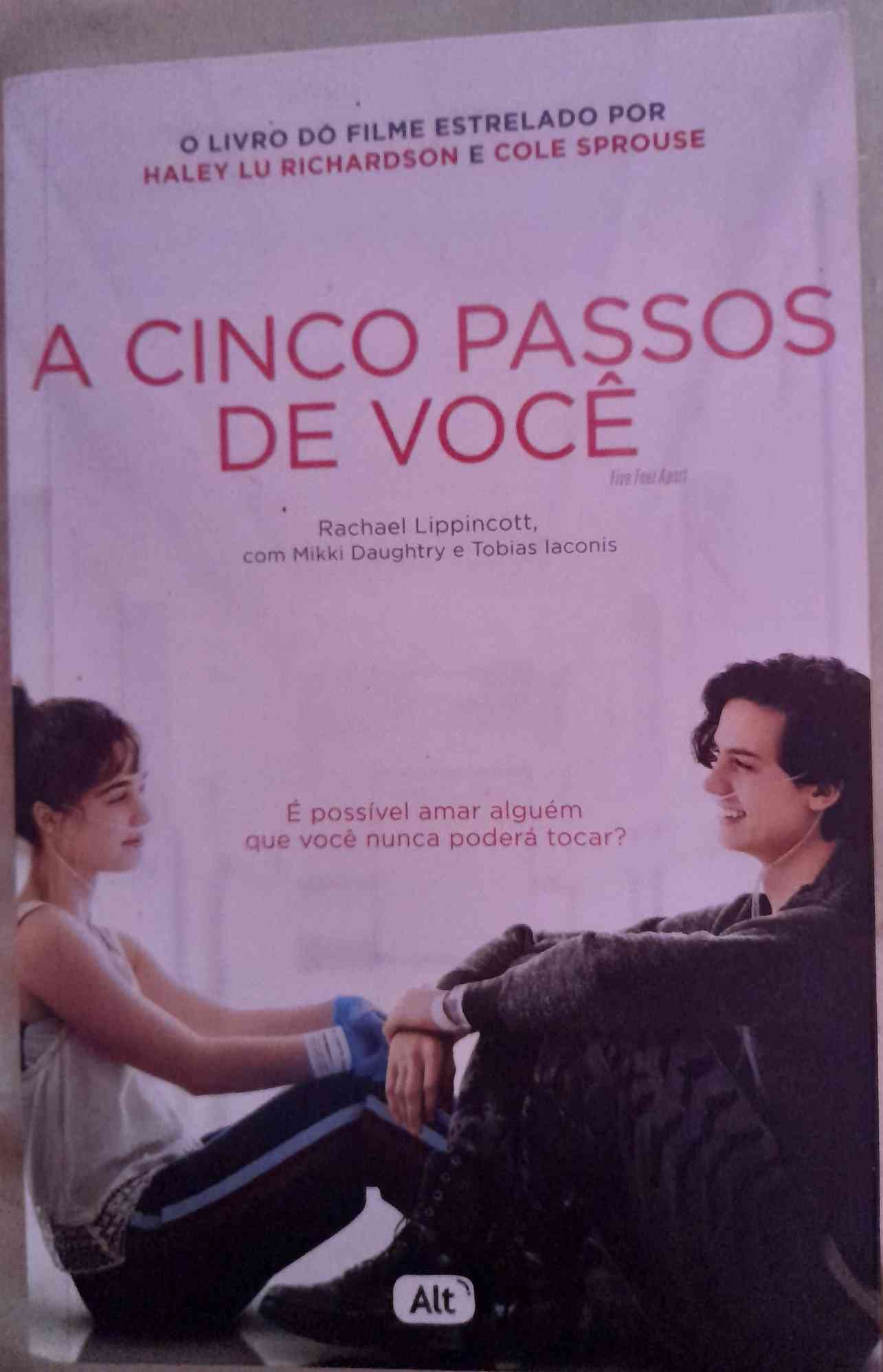 Capa do livro A cinco passos de vocês , de Rachael Lippincott, Mikk Daughtry e Tobias Iaconis