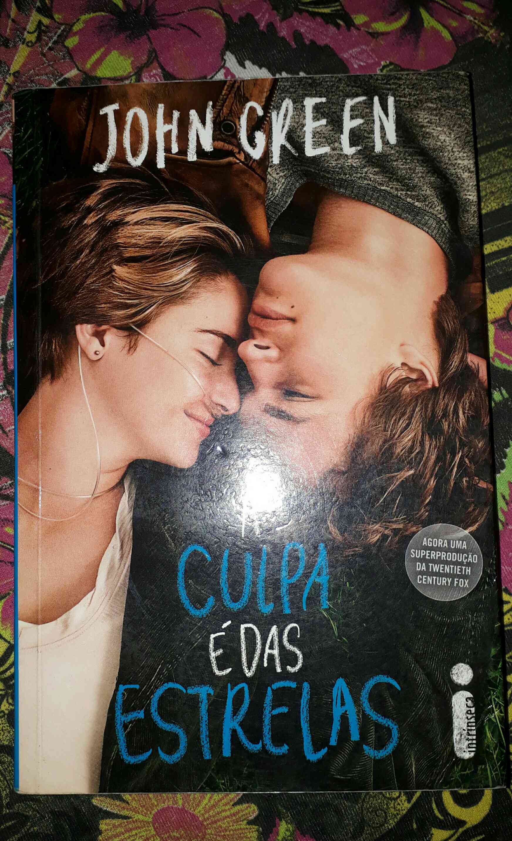 Capa do livro A culpa é das estrelas , de John Green