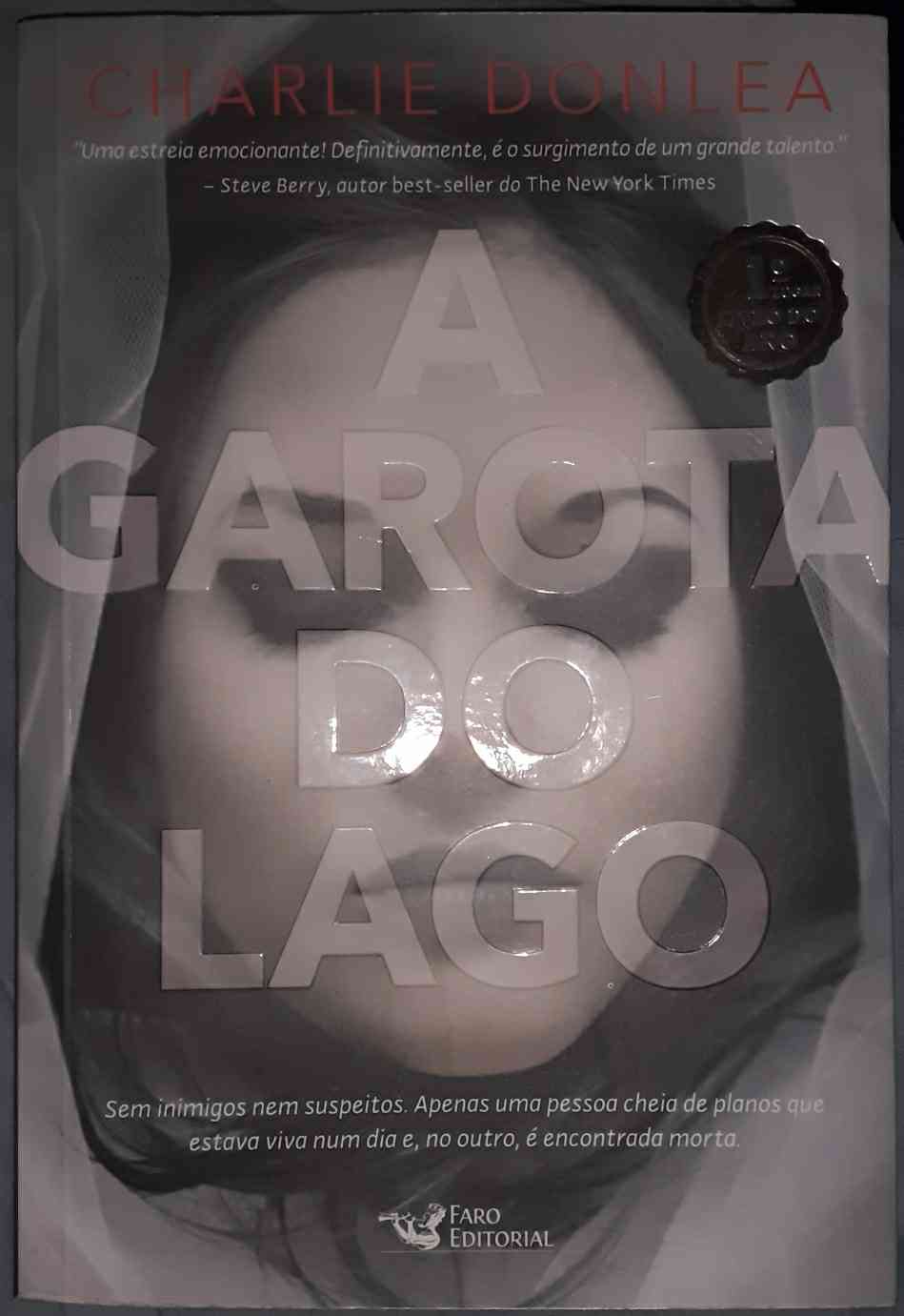 Capa do livro A garota do lago, de Charlie Donlea