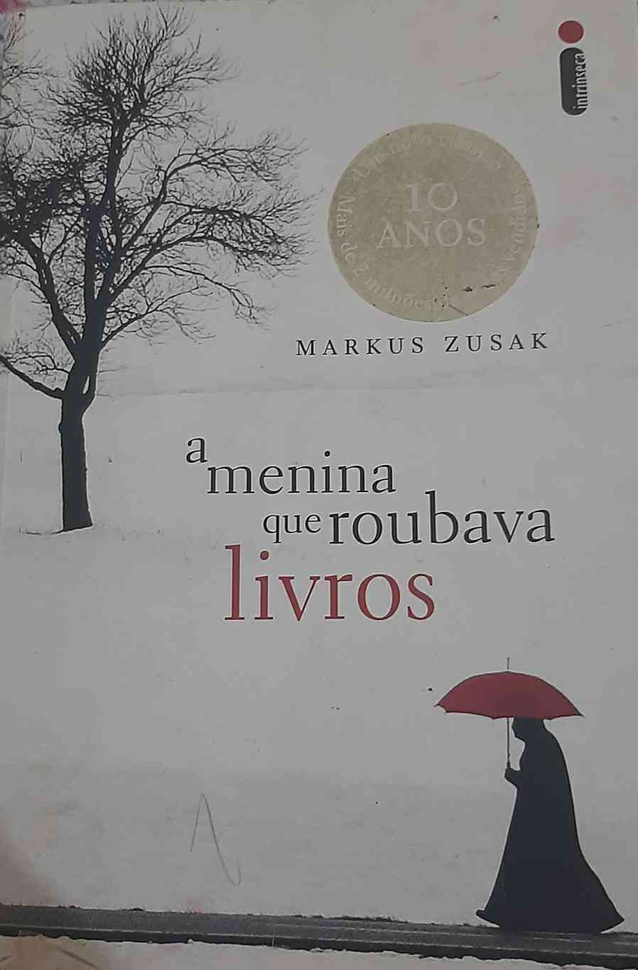 Capa do livro A menina que roubava livros , de Markus Zusak