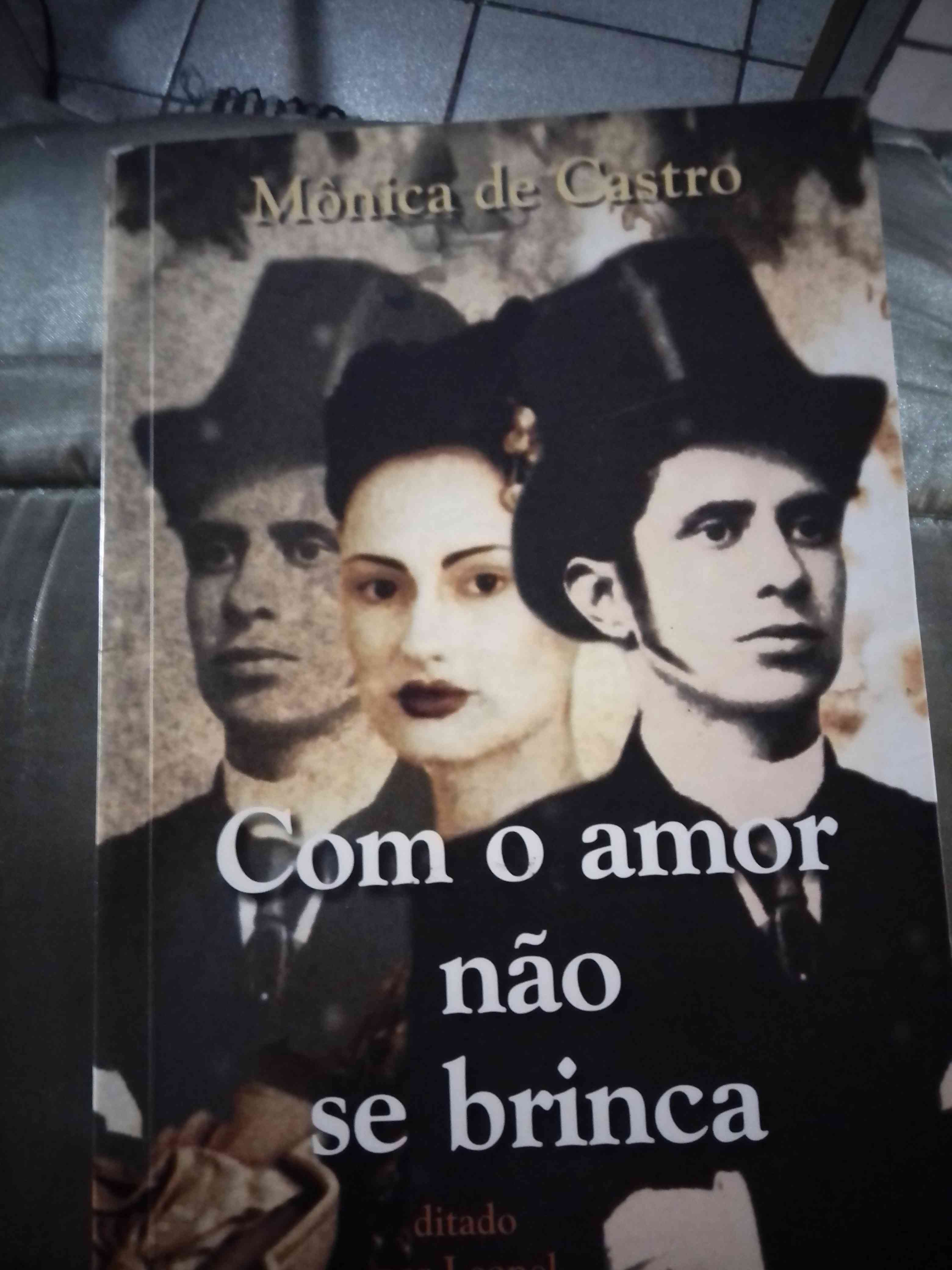 Capa do livro Com o amor não se brinca, de Mônica de Castro