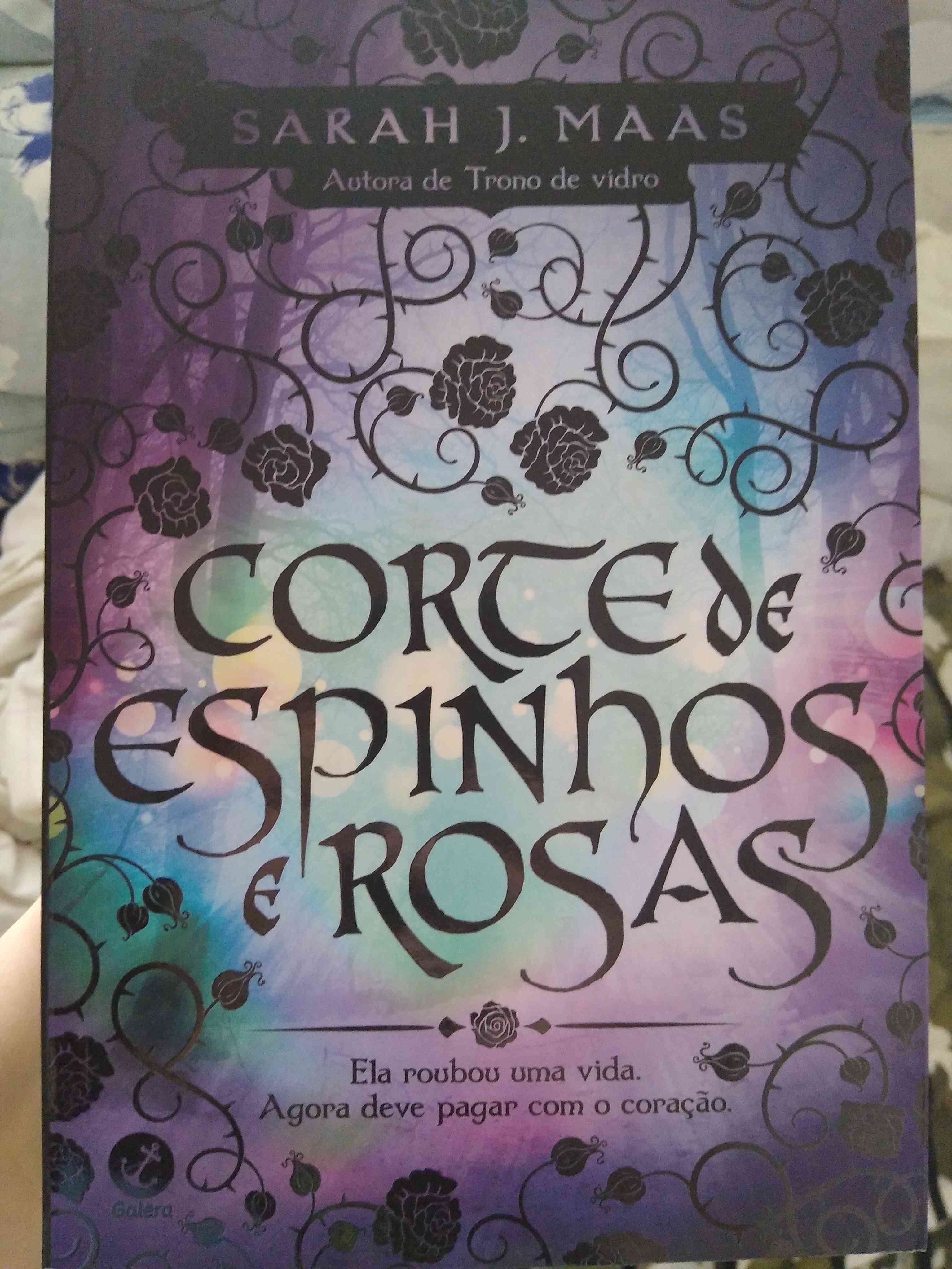 Capa do livro Corte de espinhos e rosas, de Sarah J Maas