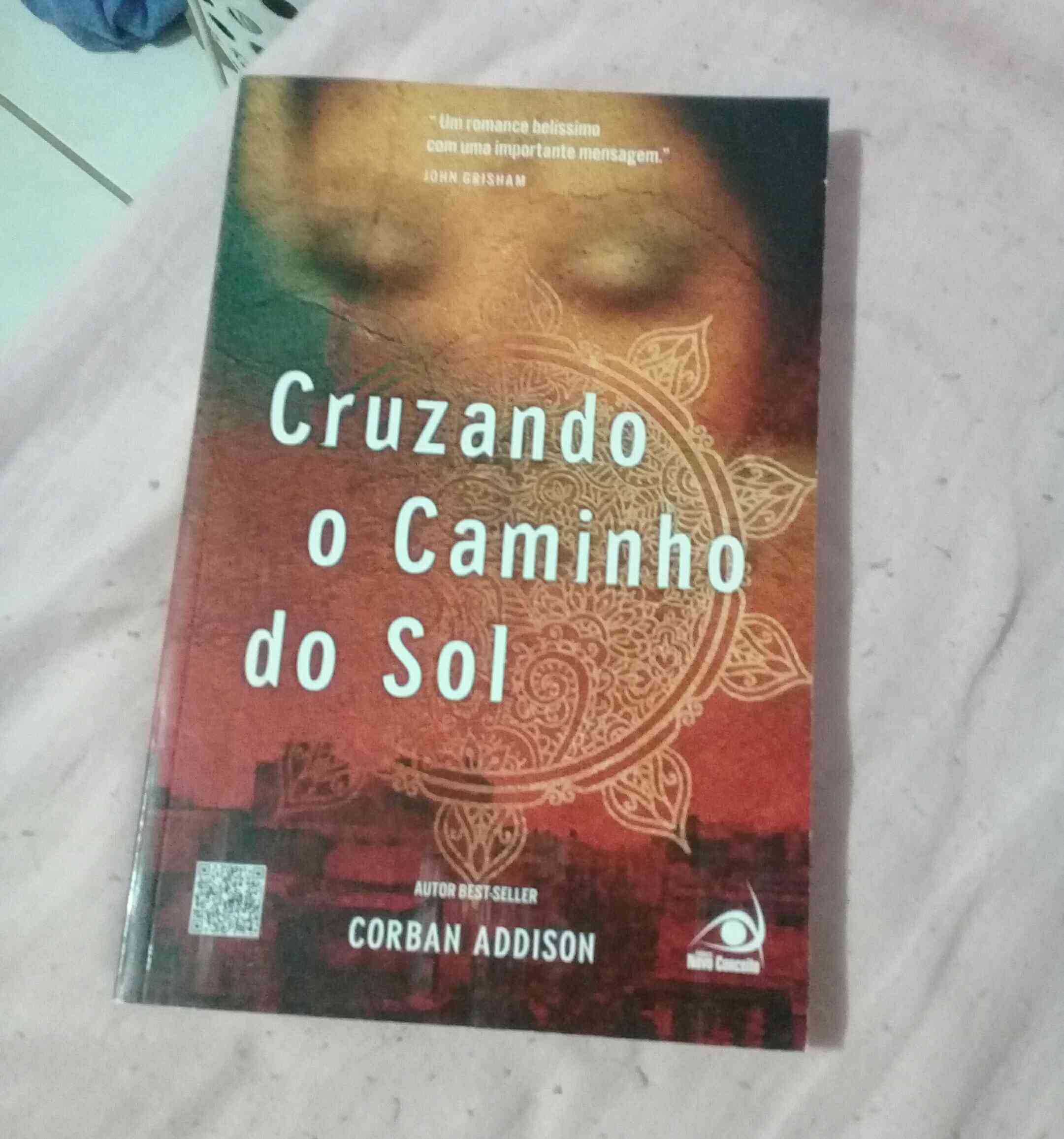 Capa do livro Cruzando o caminho do sol, de Corban Addison