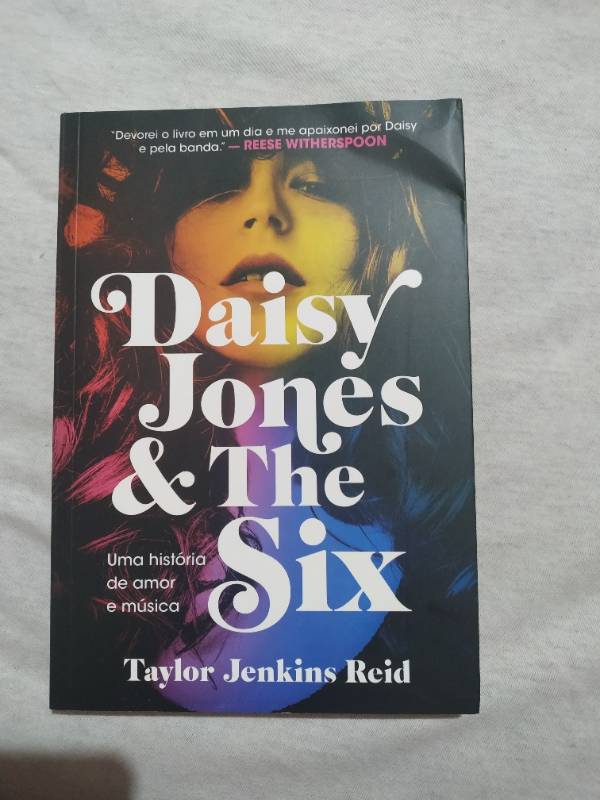 Capa do livro Daisy Jones e The Six, de Taylor Jenkins Reid