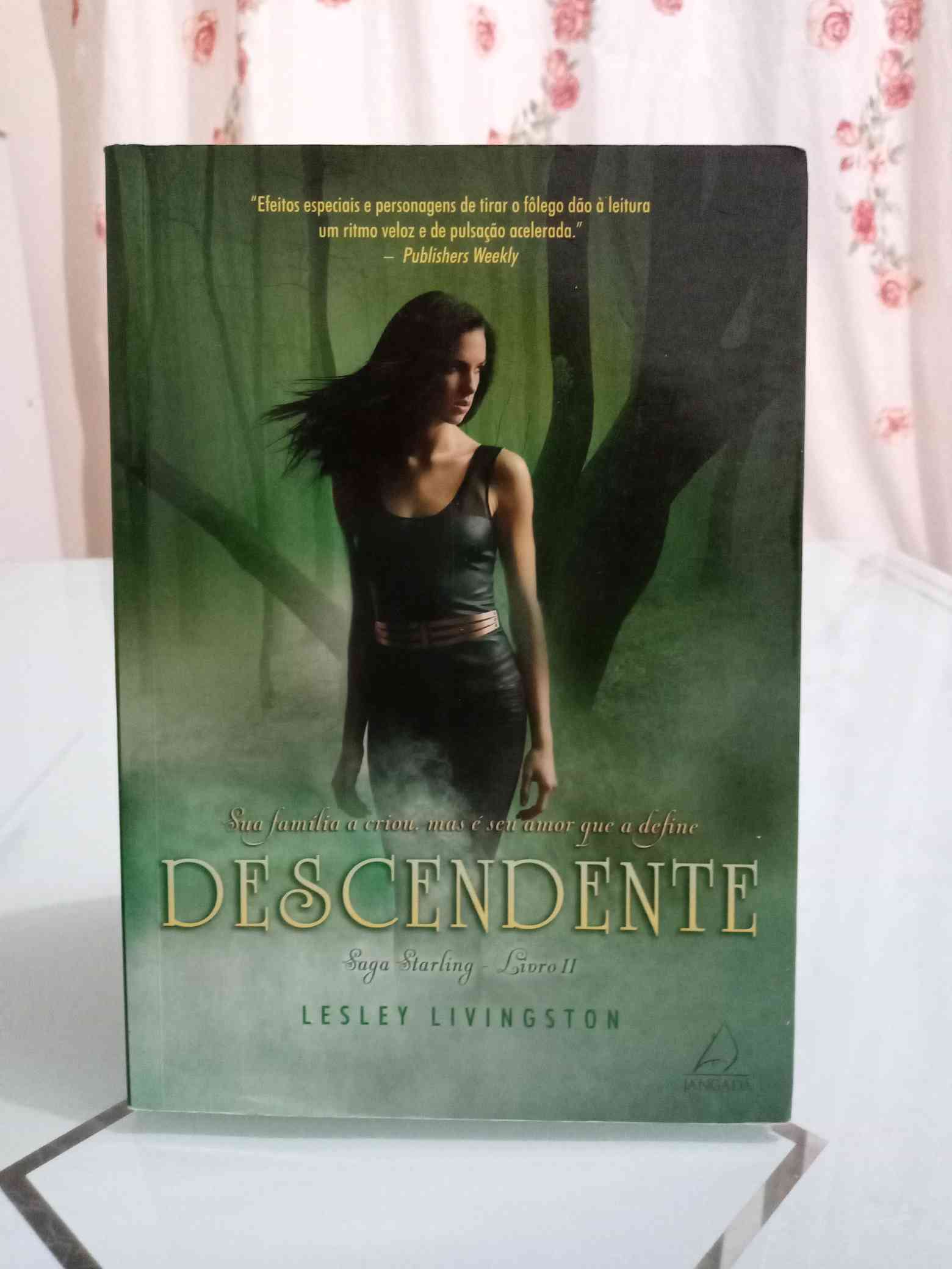 Capa do livro Descendente, de Lesley Livingston