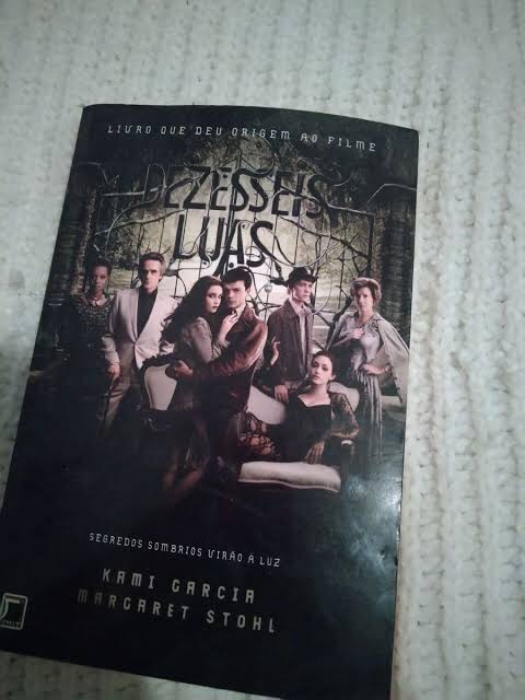 Capa do livro Dezesseis Luas, de Kami Garcia e Margaret Stohl
