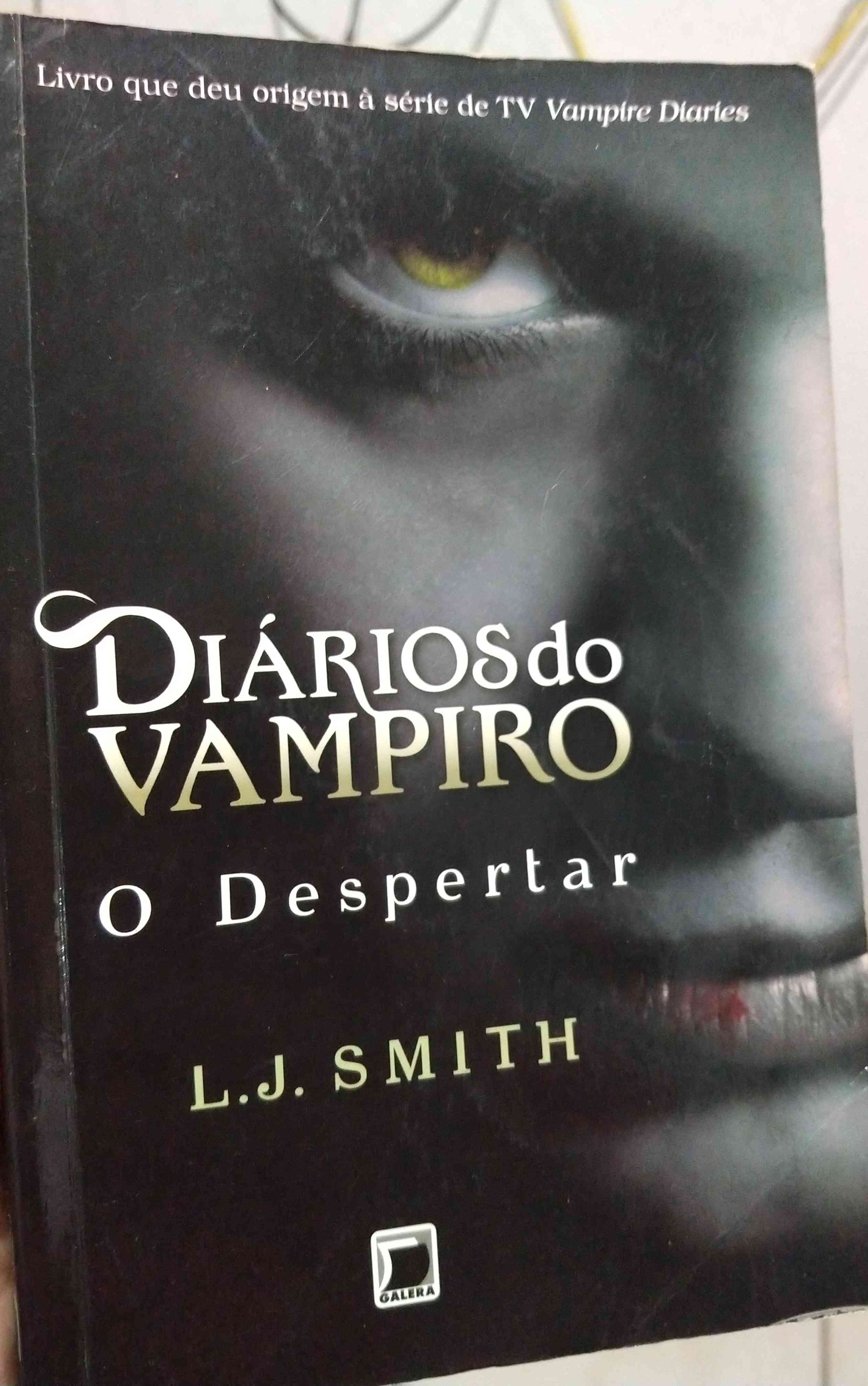 Capa do livro Diários do Vampiro - O Despertar, de L.J. Smith