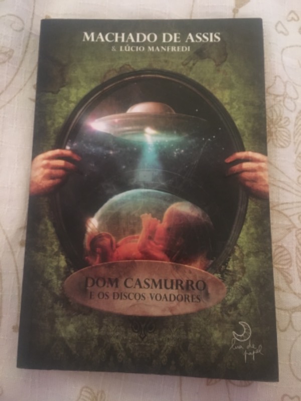 Capa do livro Dom Casmurro e os Discos Voadores, de Machado de Assis e Lúcio Manfredi