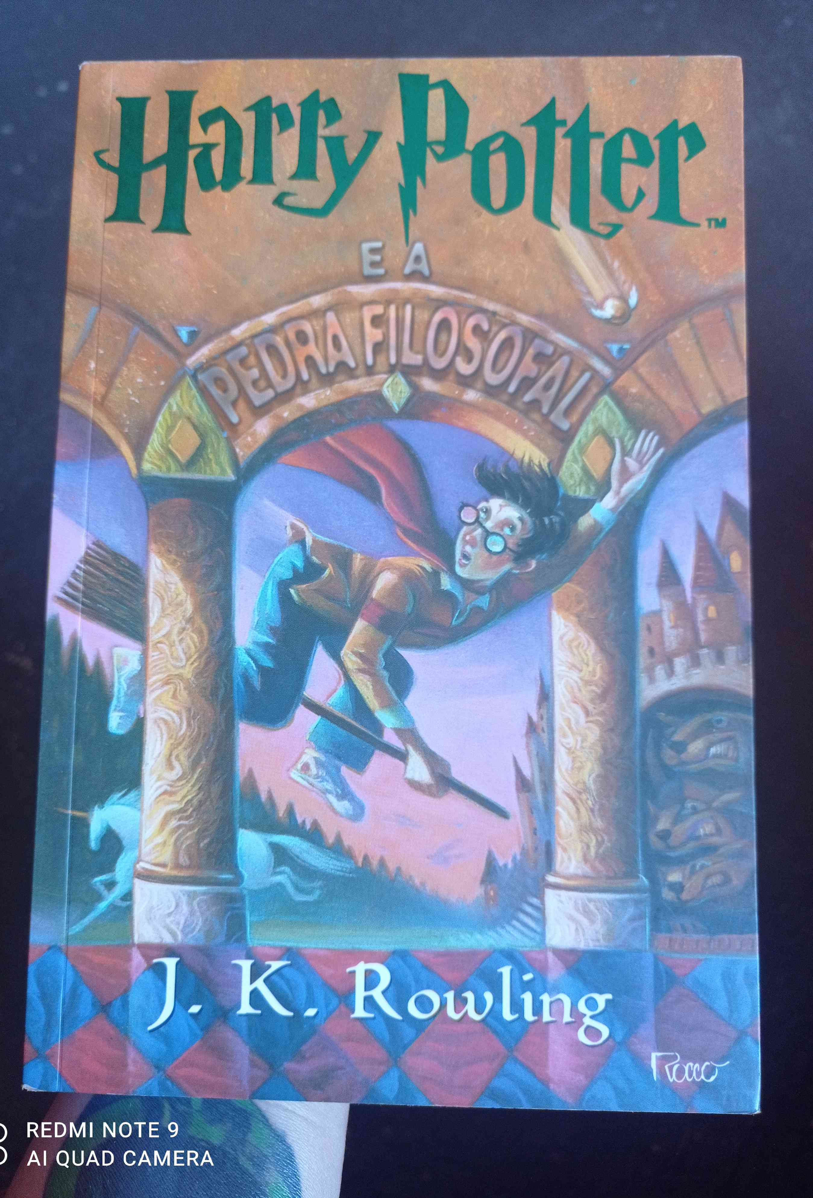 Capa do livro Harry Potter e a pedra filosofal, de Jk Rowling