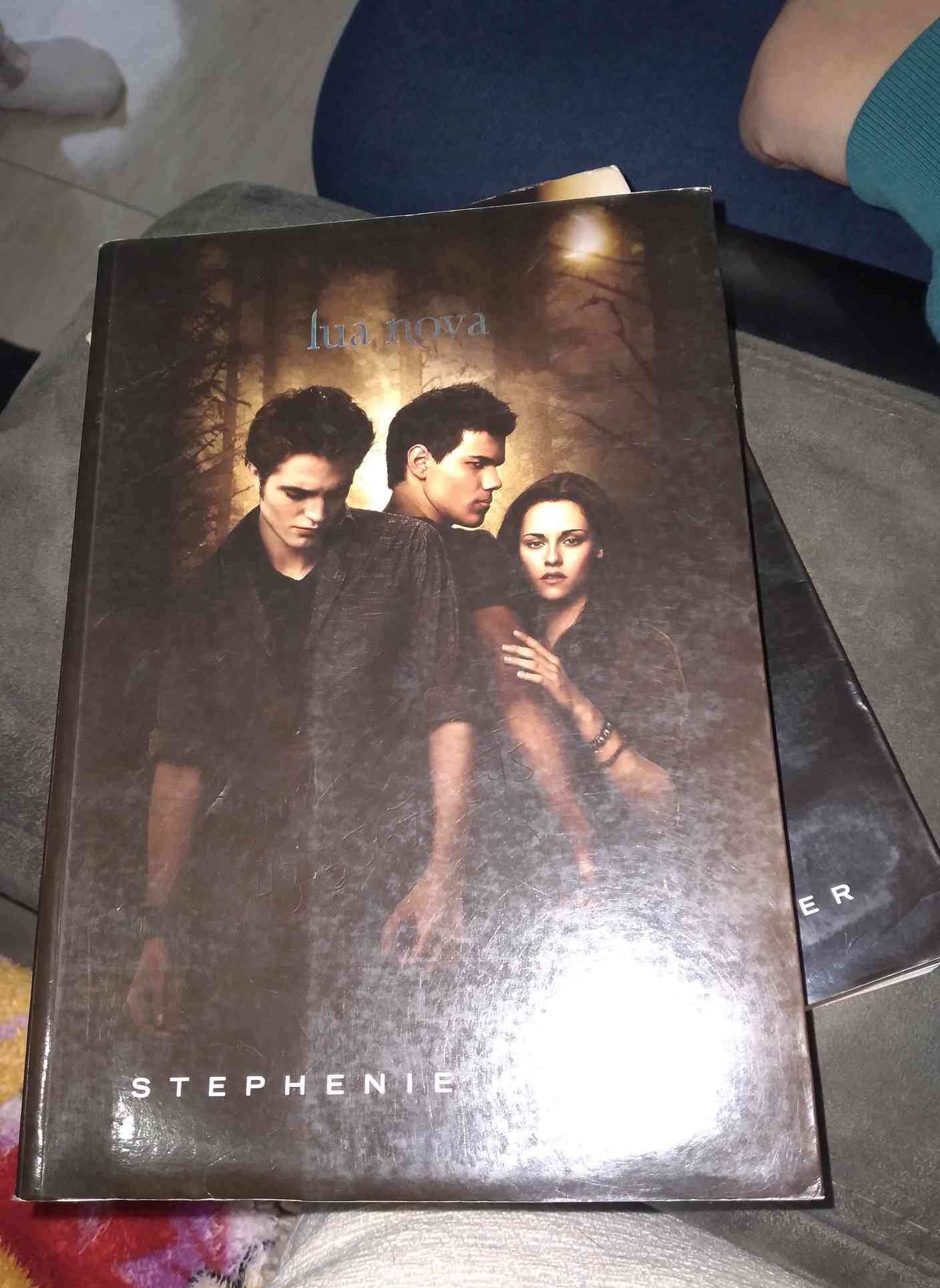 Capa do livro Lua nova , de Stephenie Meyer