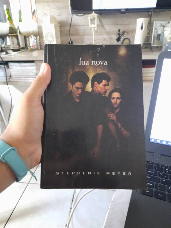 Capa do livro Lua Nova, de Stephenie Meyer