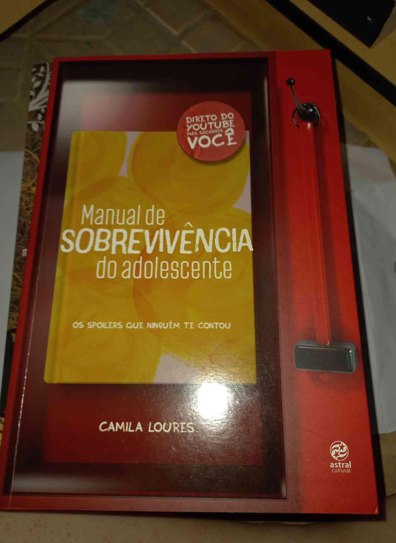 Capa do livro Manual de sobrevivencia do adolescente , de Camila Loures