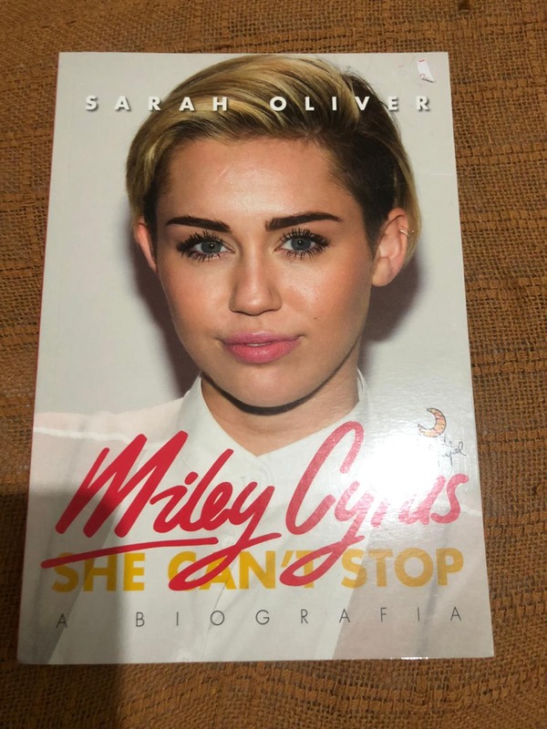 Capa do livro Miley Cyrus, de Sarah Oliver
