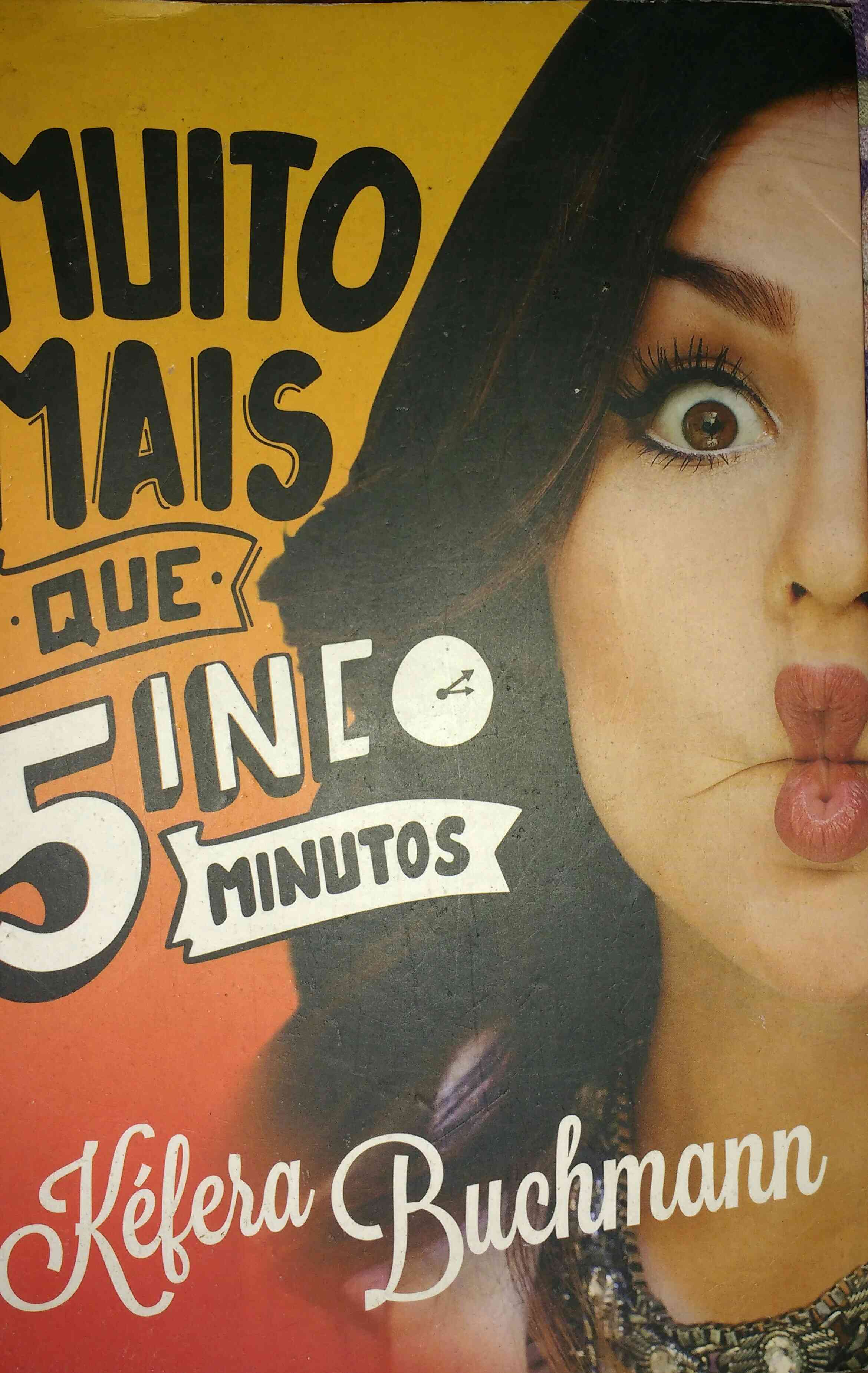 Capa do livro Muito Mais Que 5 Minutos, de Kéfera Buchmann