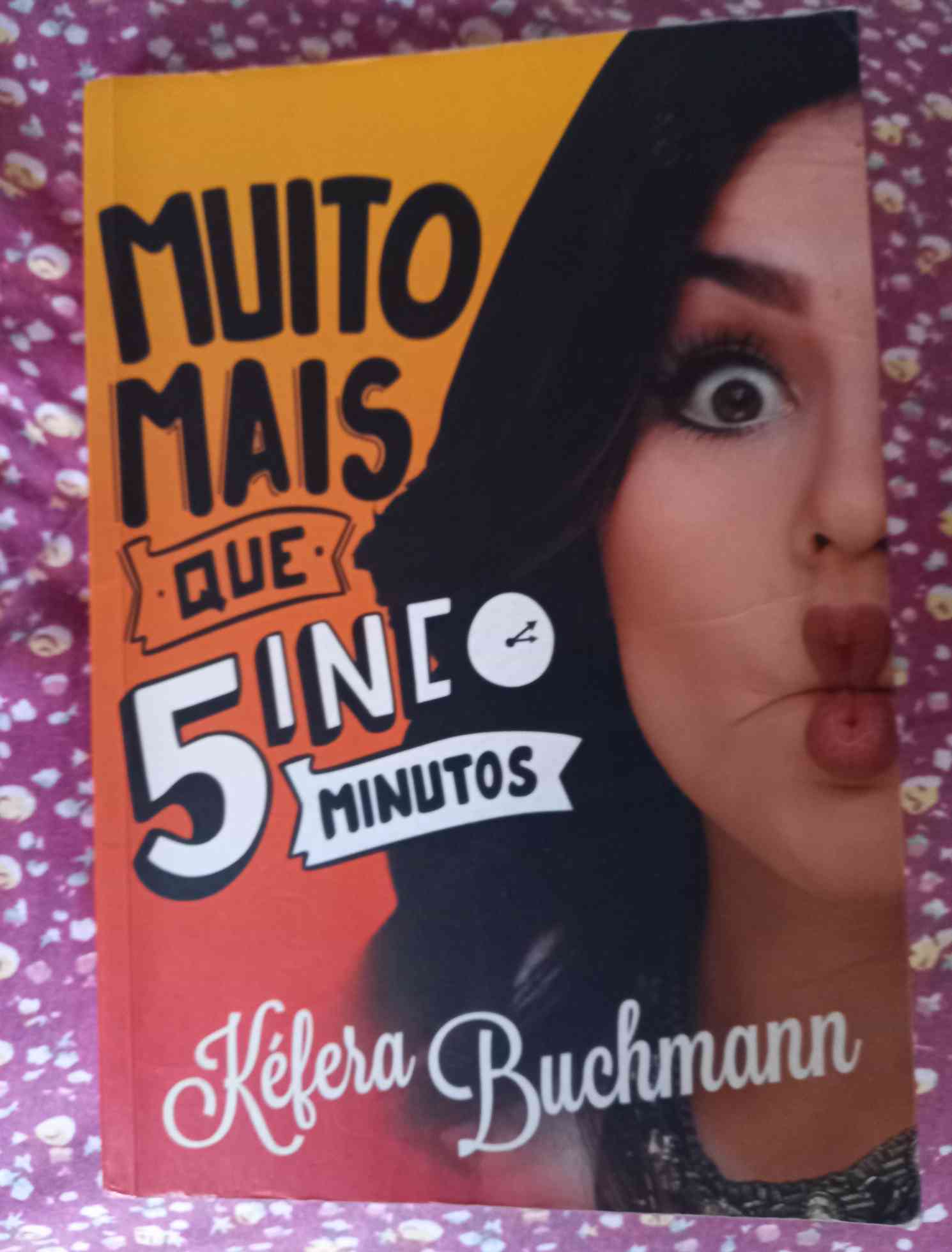Capa do livro Muito mais que 5 minutos, de Kéfera Buchmann