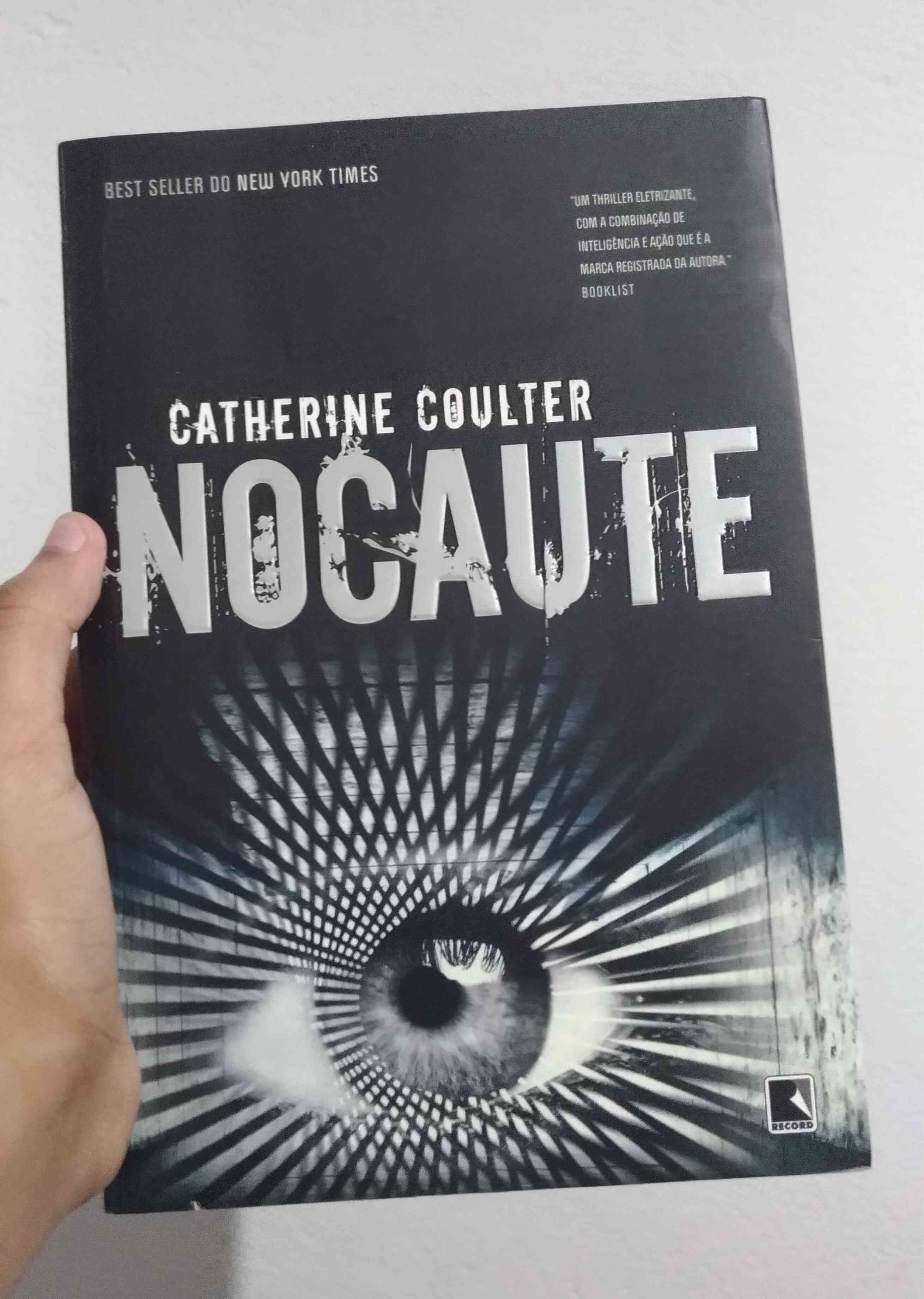 Capa do livro nocaute, de catherine coulter