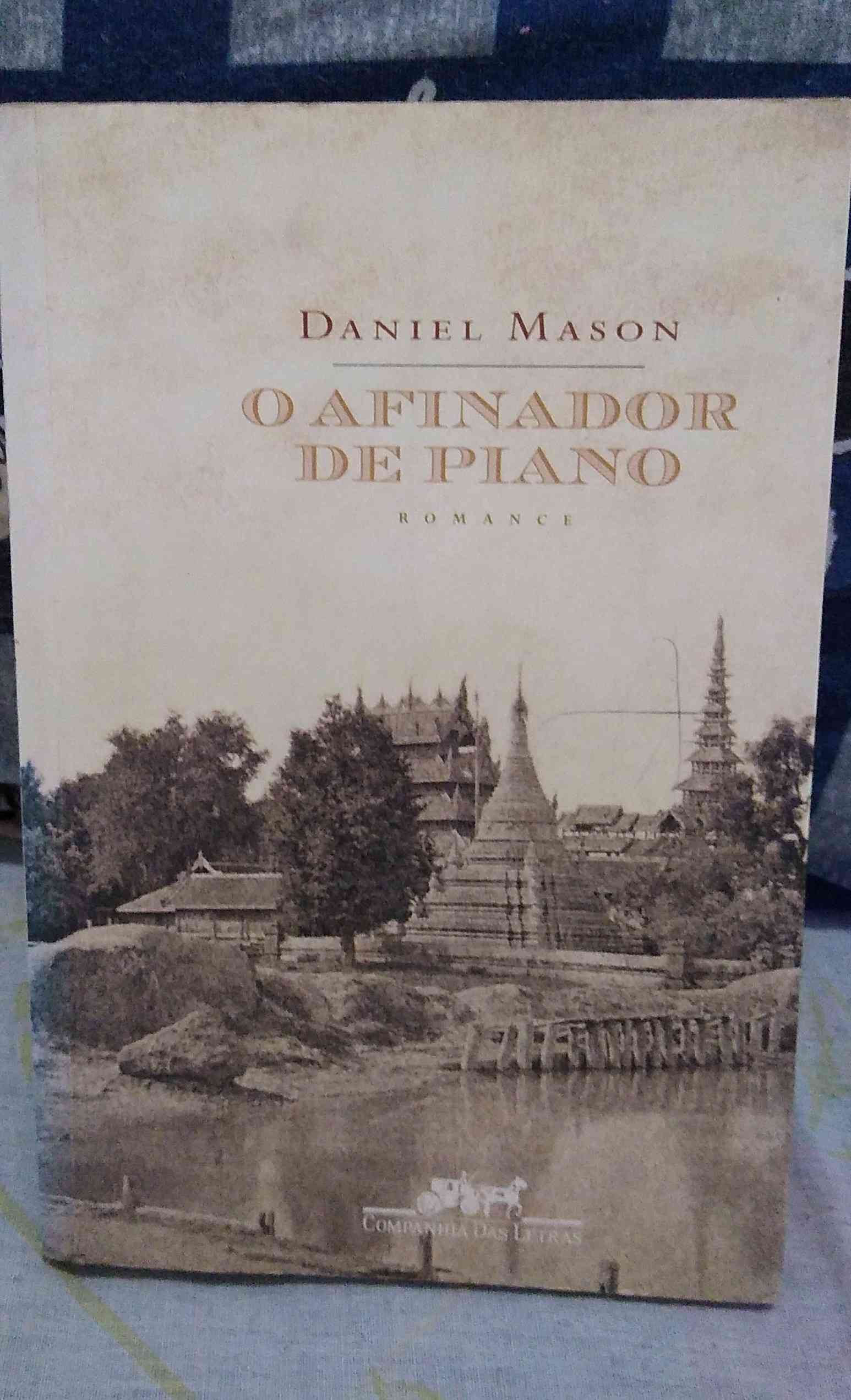 Capa do livro O afinador de piano , de Daniel mason