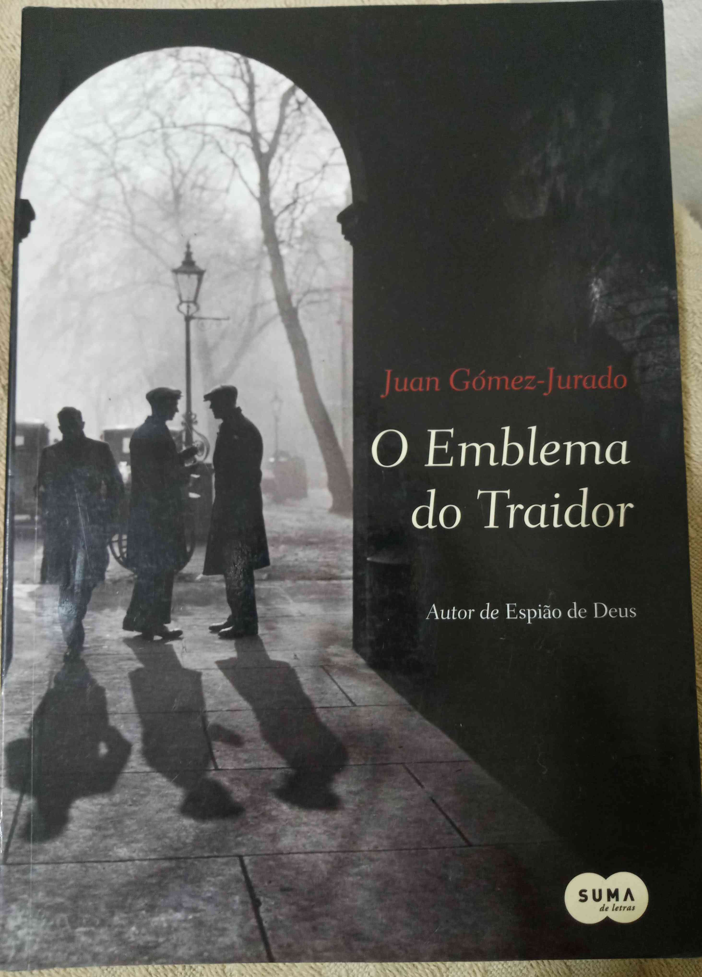 Capa do livro O emblema do Traidor, de Juan Gómes-jurado