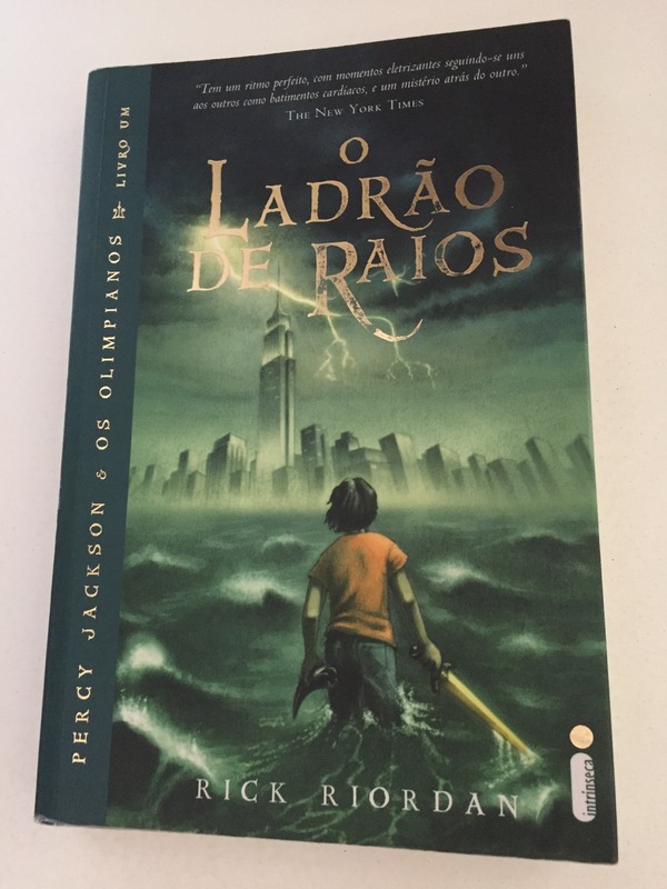 Capa do livro O LADRÃO DE RAIOS, de RICK RIORDAN