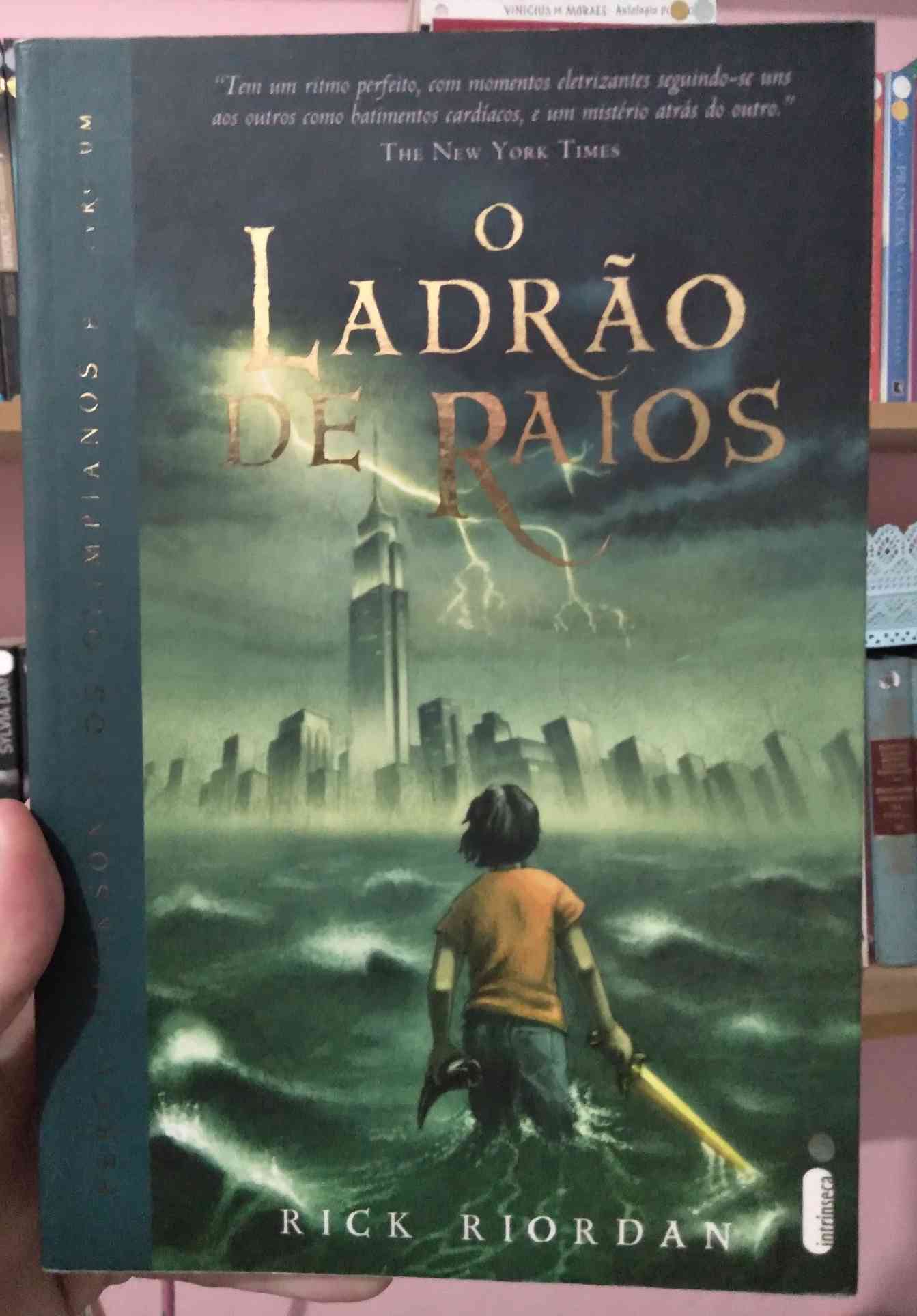 Capa do livro O ladrão de raios, de Rick Riordan