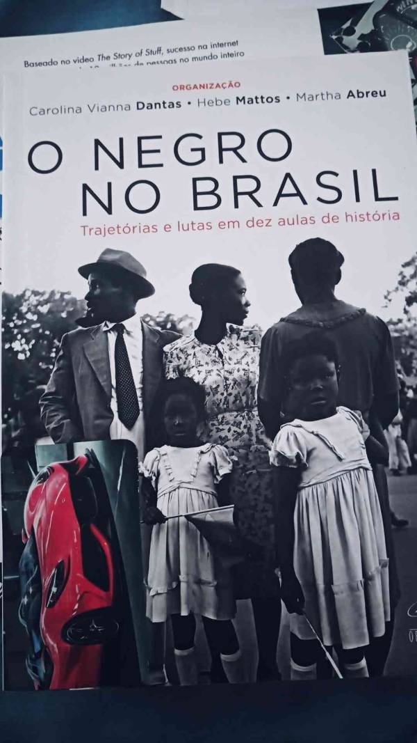 Capa do livro O negro no Brasil, de Carolina Viana Dantas