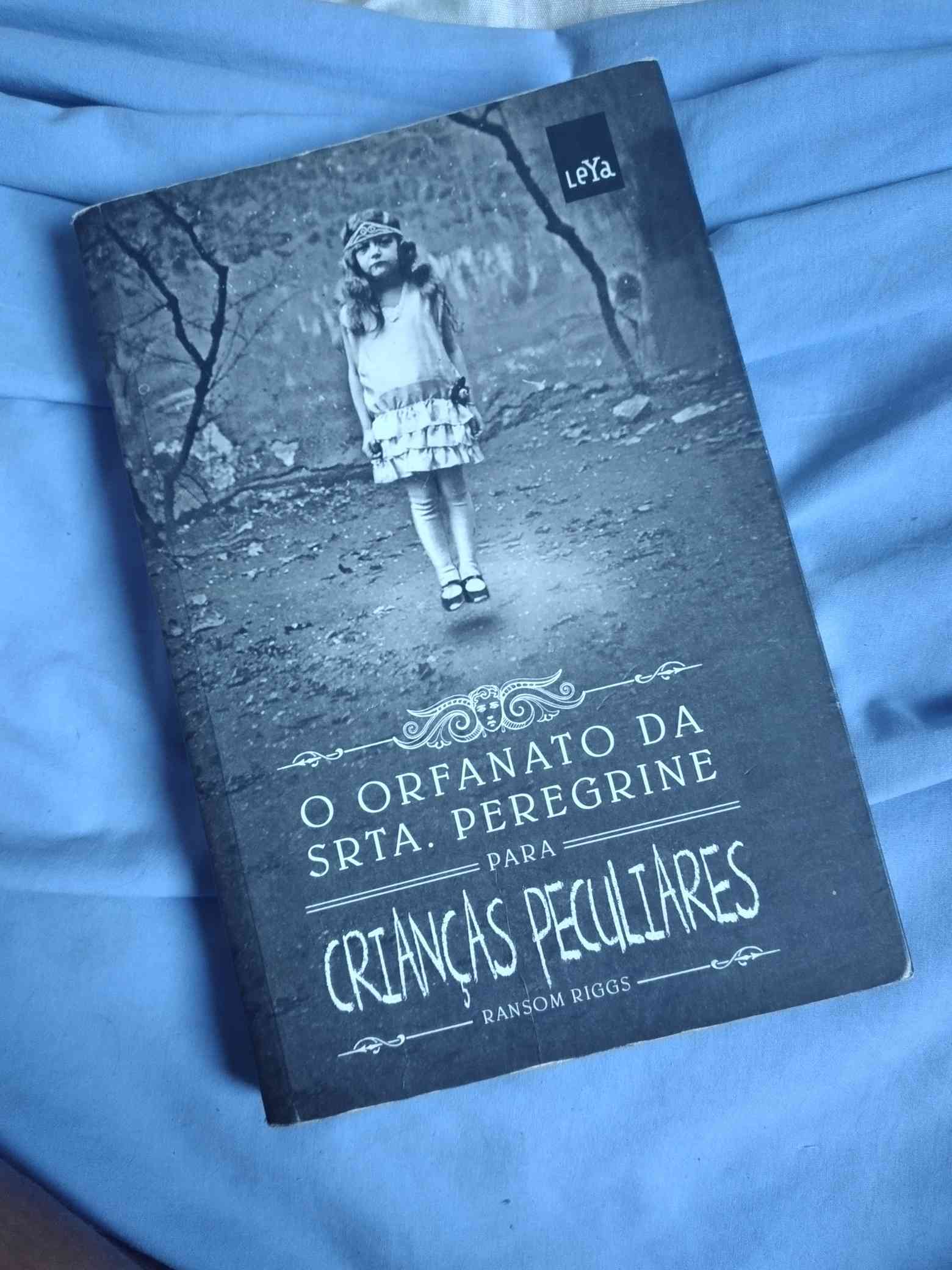 Capa do livro O orfanato da senhora peregrine para crianças peculiares , de Ransom Riggs