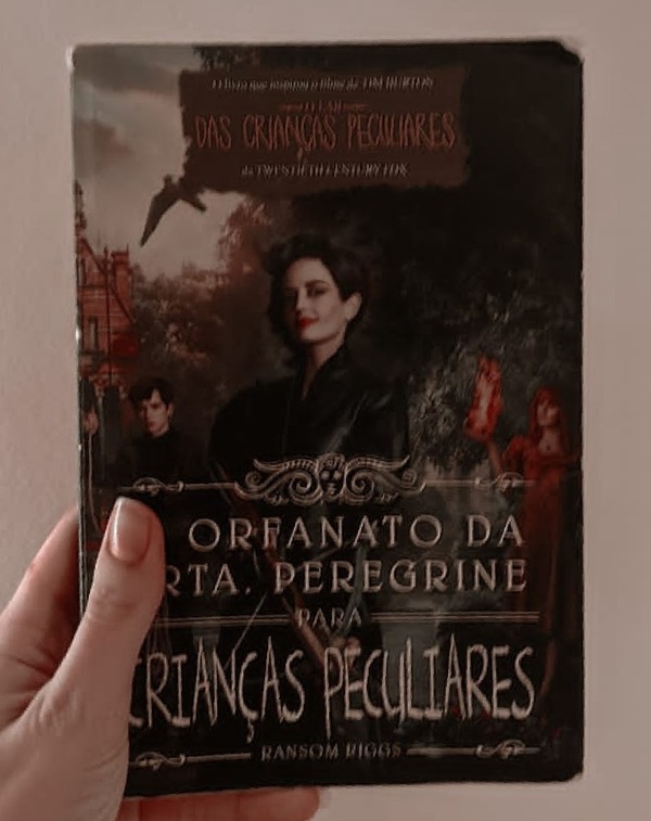 Capa do livro O Orfanato da Srta. Peregrine Para Crianças Peculiares, de Ransom Riggs