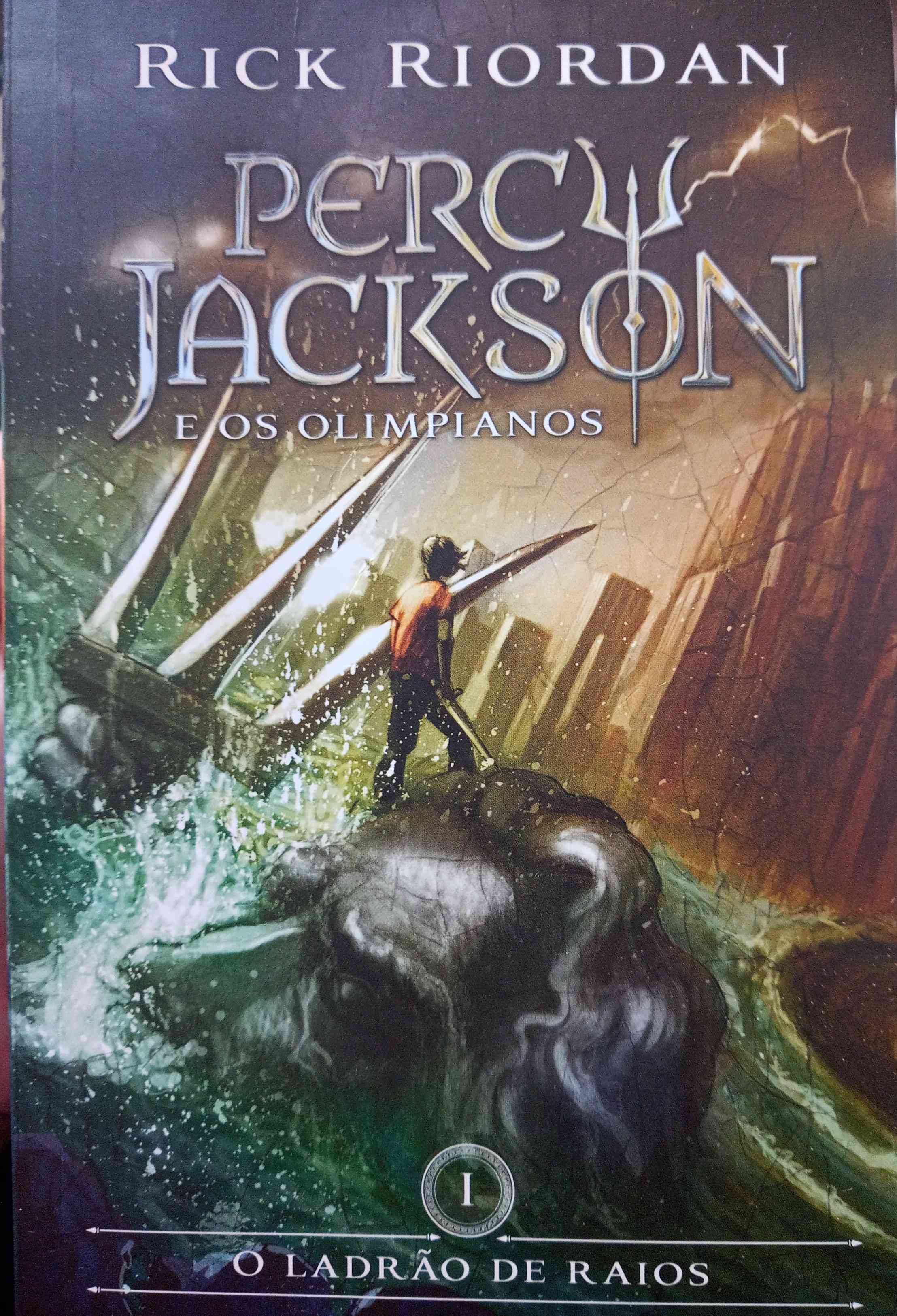 Capa do livro Percy Jackson, O ladrão de raios, de Rick Riordan