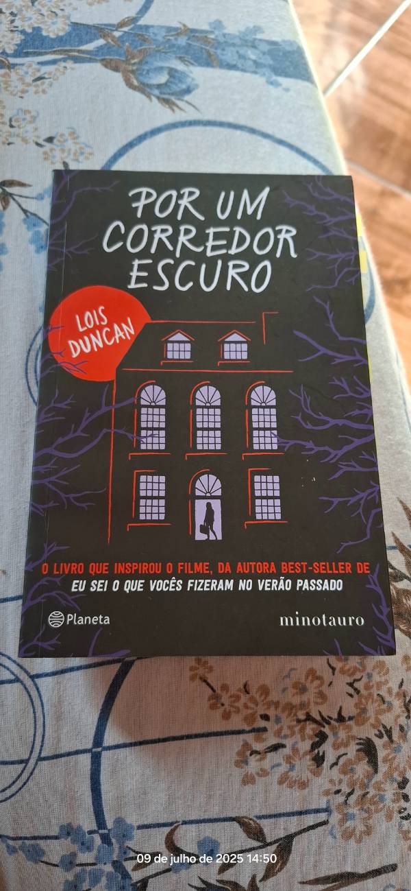 Capa do livro Por um corredor escuro, de Lois Duncan