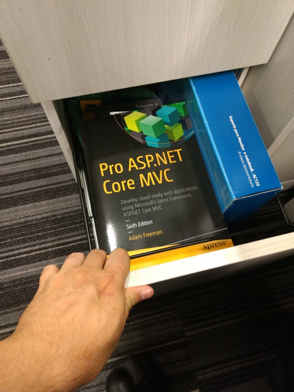 Capa do livro Pro ASP.NET Core MVC, de Adam Freeman