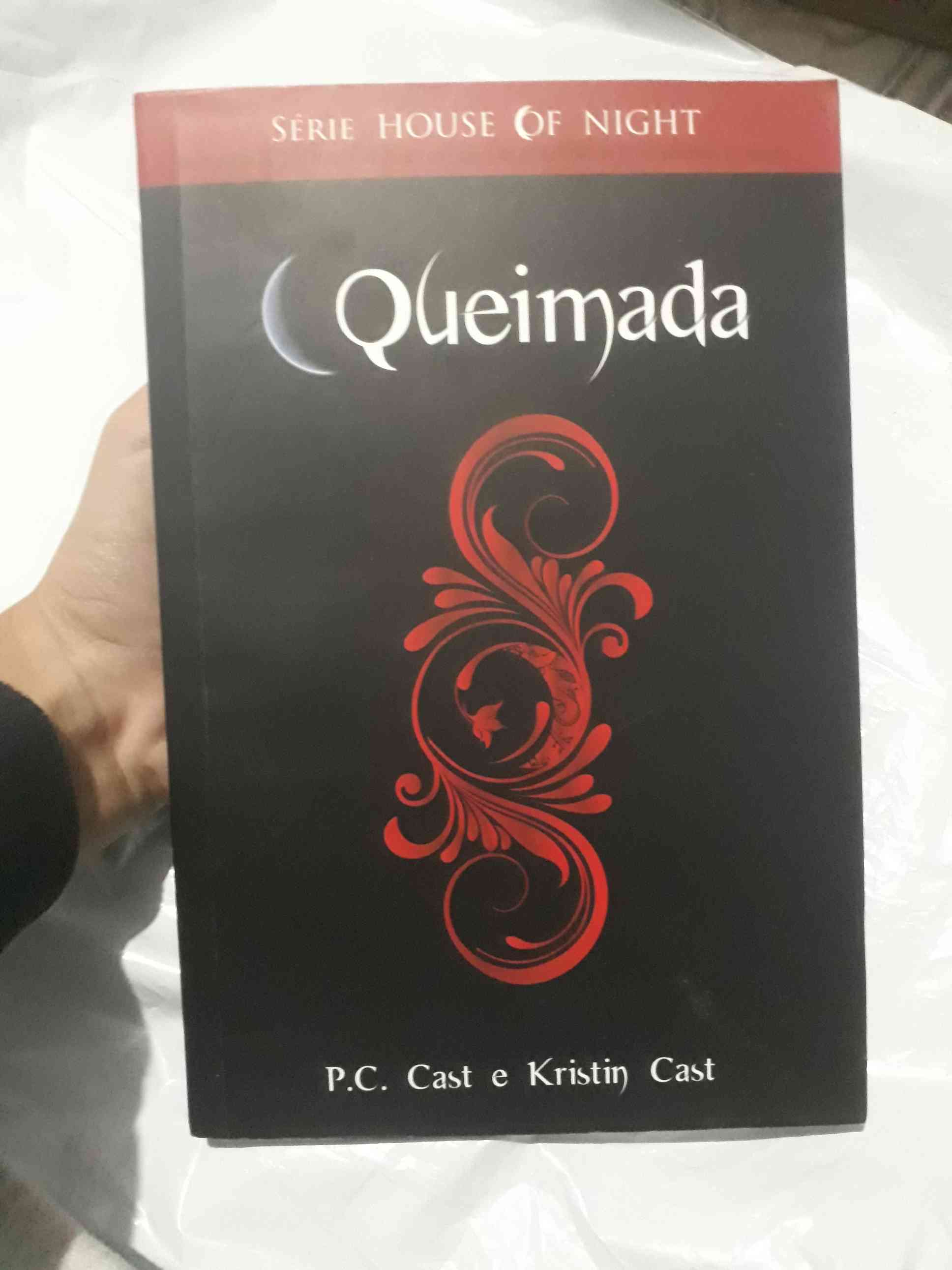 Capa do livro Queimada , de P.C Cast e Kristin Cast