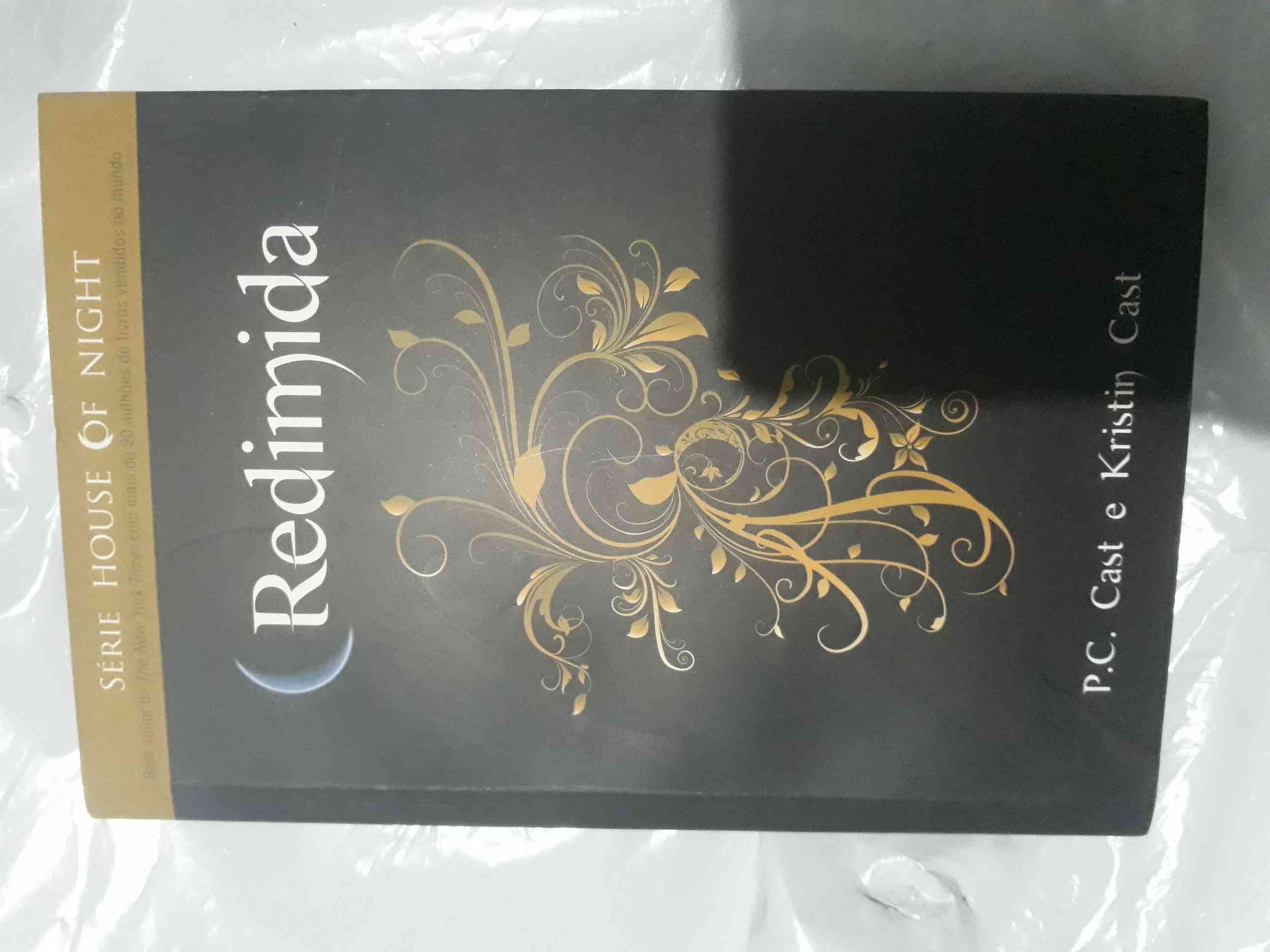 Capa do livro Redimida , de P.C CAST e Kristin Cast