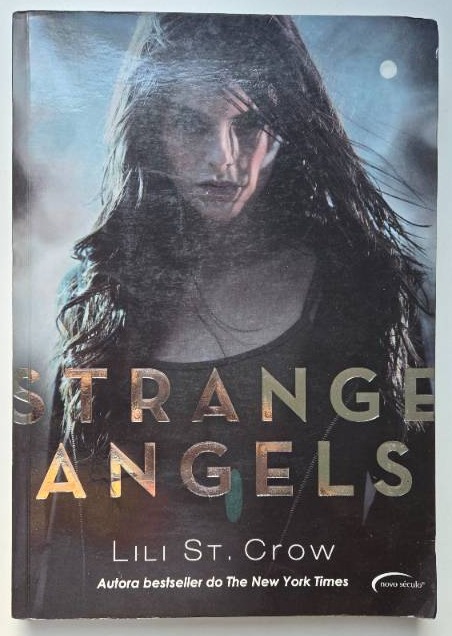 Capa do livro Strange angels, de Lili St. Crow