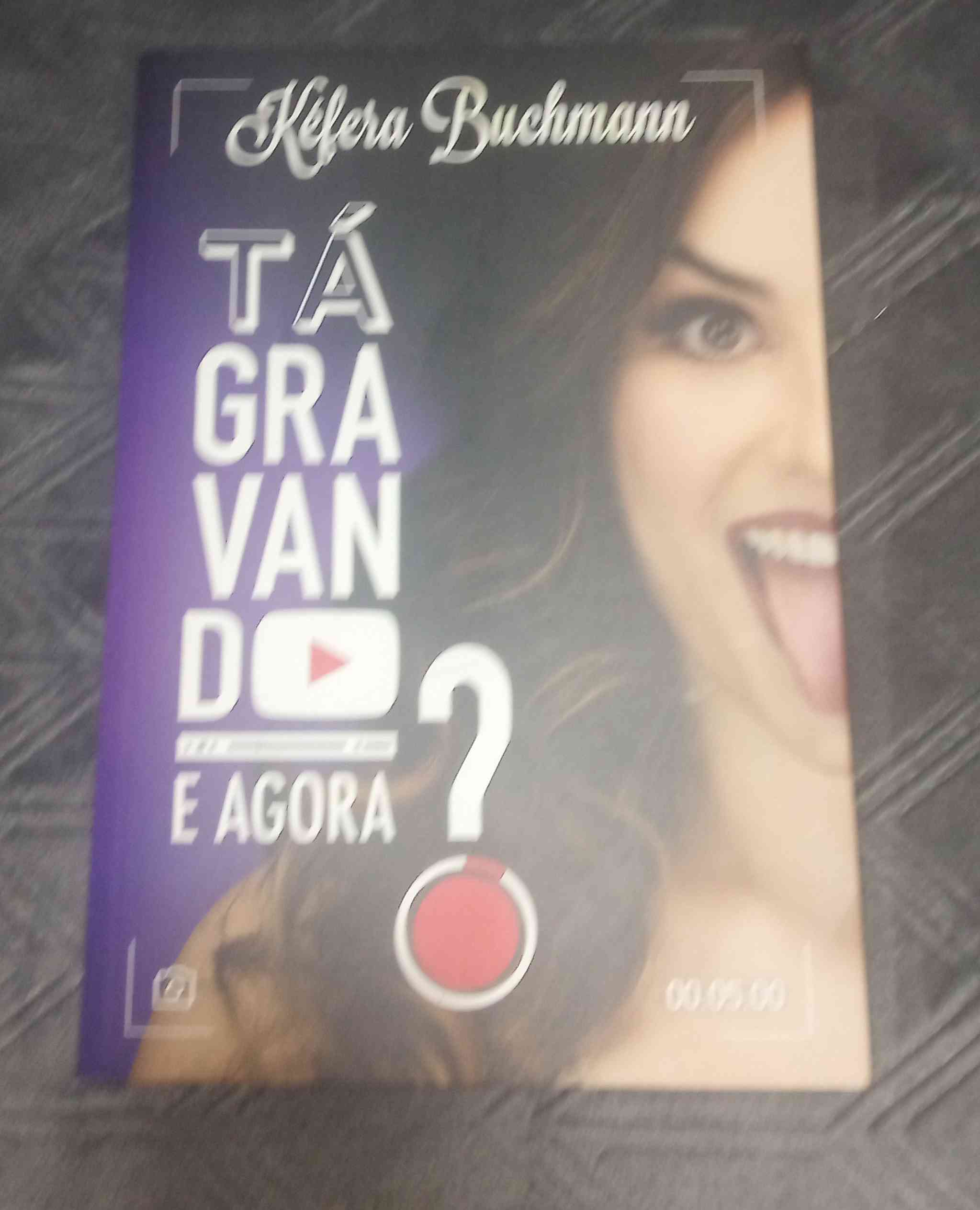 Capa do livro Tá gravando e agora?, de Kéfera Buchmann