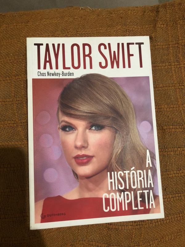 Capa do livro Taylor Swift, de Chas Newkey-Burden