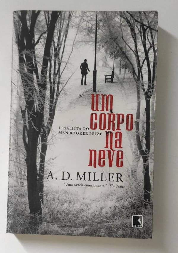 Capa do livro Um corpo na neve, de A. D. Miller