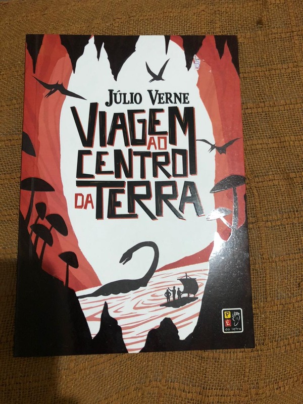 Capa do livro Viagem ao centro da terra, de Júlio Verne