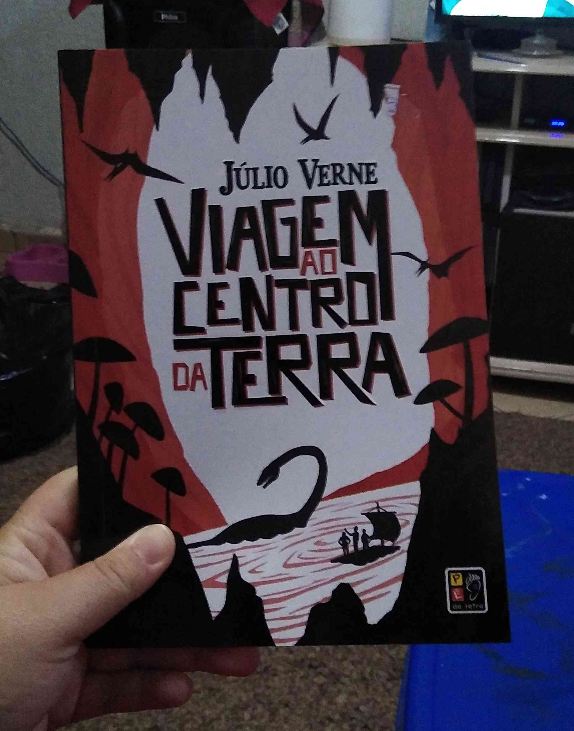 Capa do livro Viagem ao centro da terra , de Júlio Verne