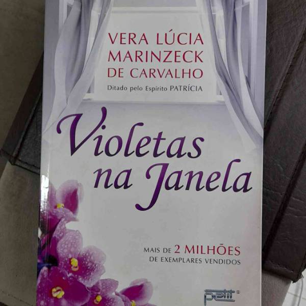 Capa do livro Violetas na janela, de Vera Lúcia Marinzeck De Carvalho
